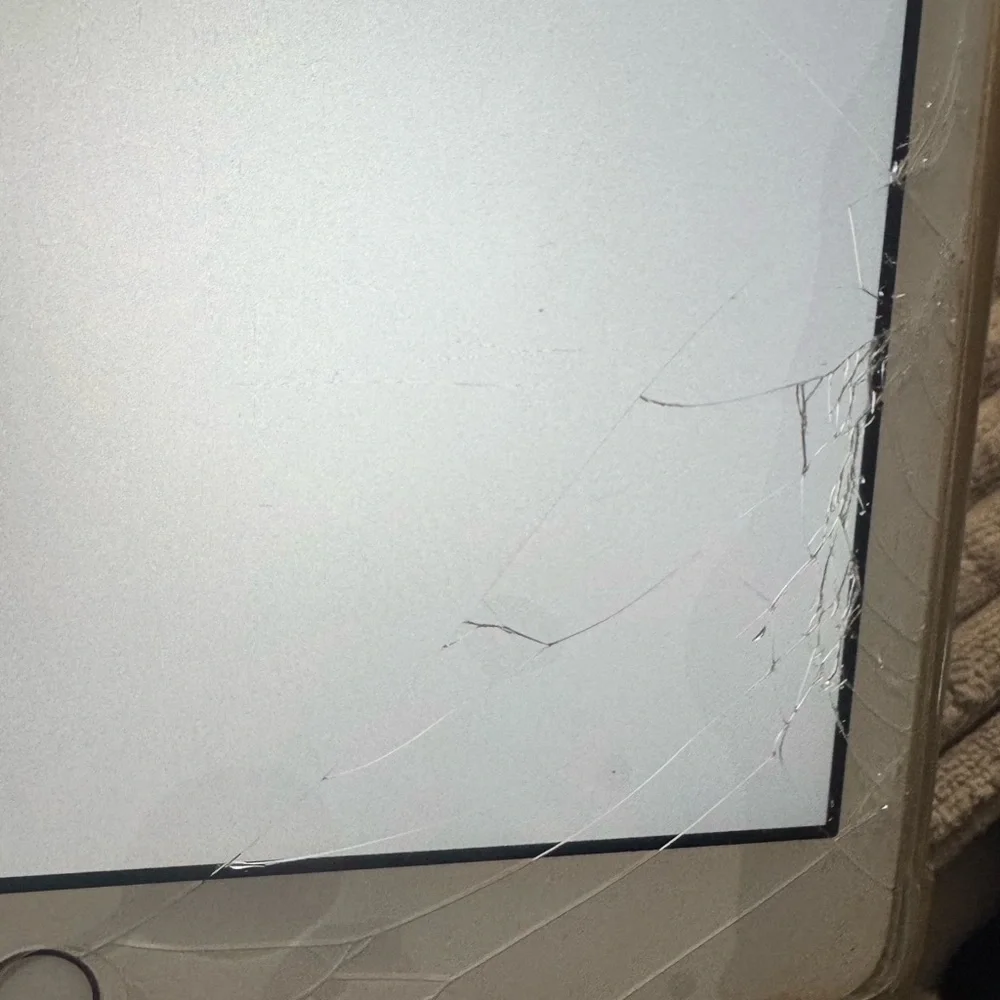 7th Gen iPad Tablet with Cracked Screen.